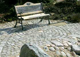 Granitpflaster mit Sitzgelegenheit